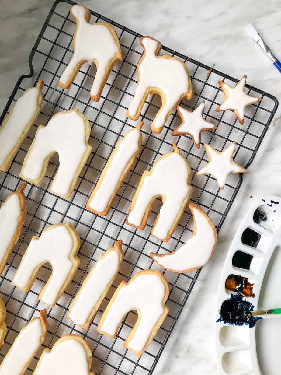 Unpainted eid cookies with a palette with food colouring