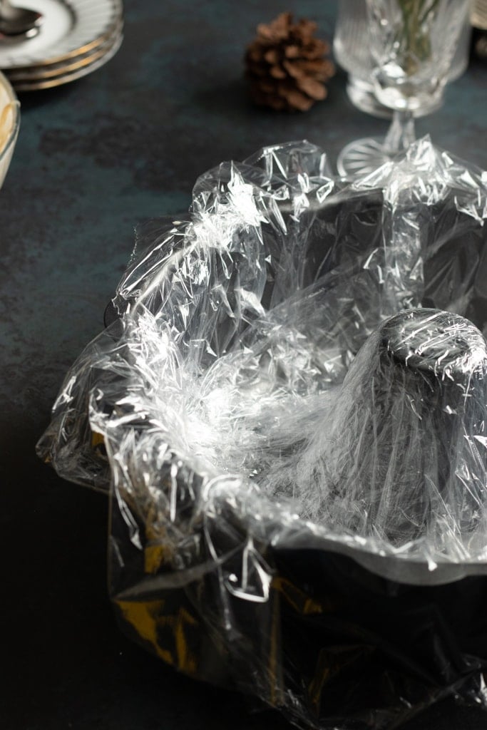 Plastic lined cake tin