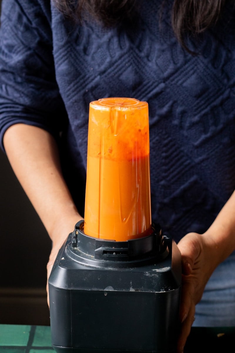 pureeing tomato masala