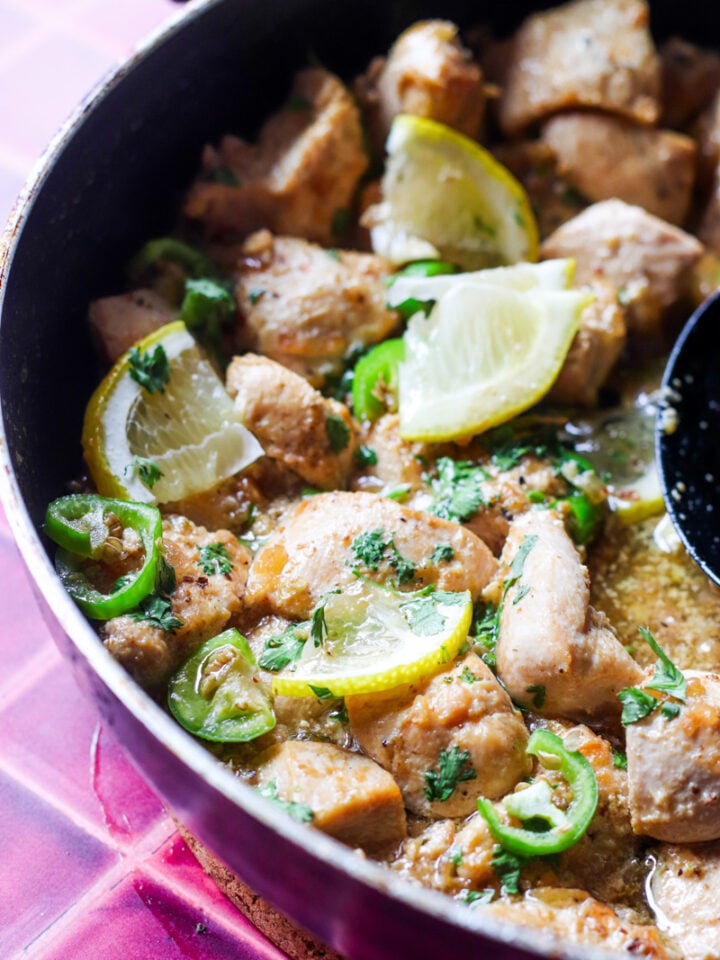¾ view of murgh kaali mirch with lemon